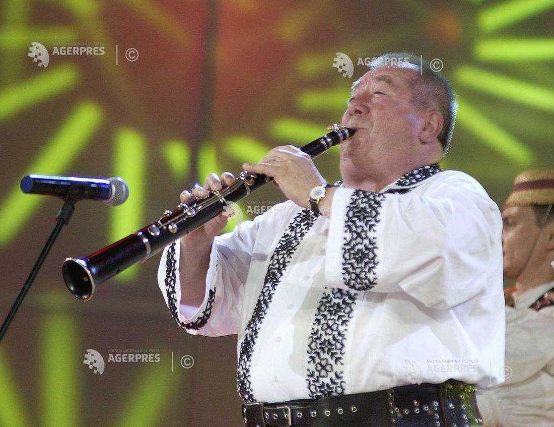 103949 Dumitru Farcas la editia 2004 a Festivalului International Cerbul de Aur.1100 (foto credit Paul Buciuta - ROMPRES)